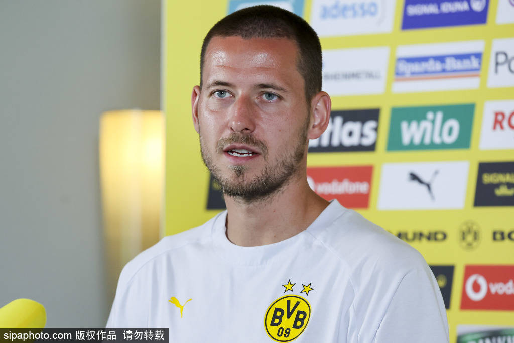 德甲球队多特蒙德球员瓦尔德马尔·安东接受媒体访问
        
    德甲球队多特蒙德球员瓦尔德马尔·安东接受媒体访问